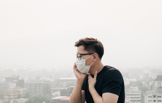 대기오염이 심한 도시, 마스크를 착용한 남성
