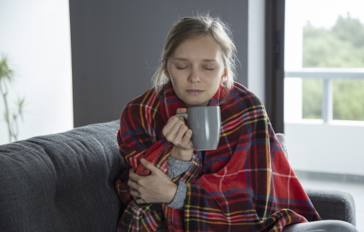 추위에 따뜻한 차 한잔 하는 여성 