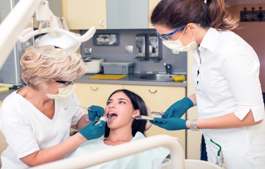 치과진료 받고 있는 여성