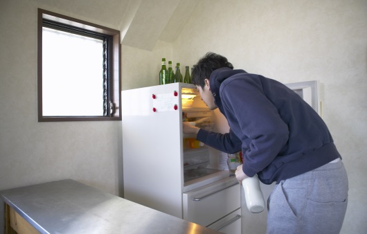 냉장고 정리를 하는 남성