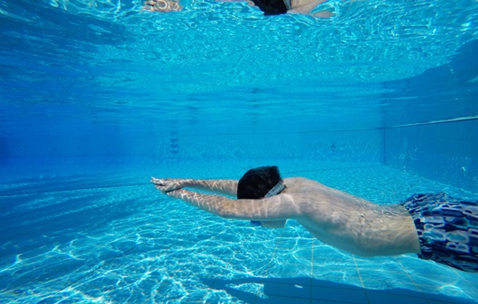 뼈가 뻣뻣해지는 아침에 스트레칭 또는 수영을 하는 것이 가장 좋다.