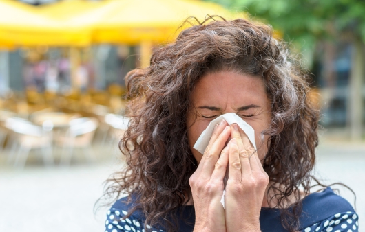 알레르기 비염으로 힘들어 하는 여성