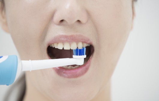 전동칫솔, 과연 치아 관리에 효과적일까?
