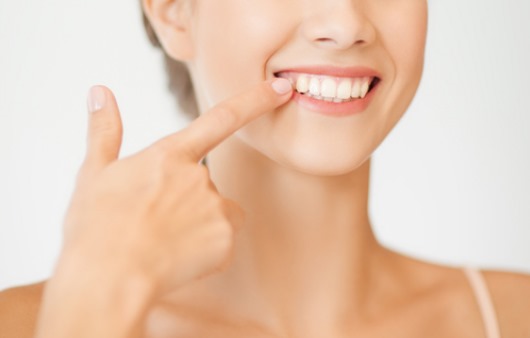 구강세정기 vs 치실, 어떤 걸 써야할까?