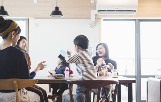 육아라는 고립에서 벗어날 수 있도록 노력하는 것도 중요하다.