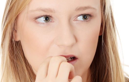 혀의 불편감을 호소하는 여성