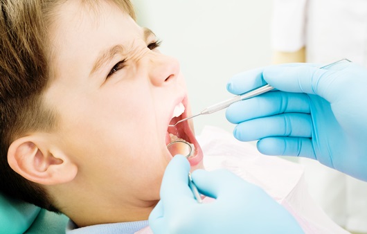 치과진료를 받는 어린이
