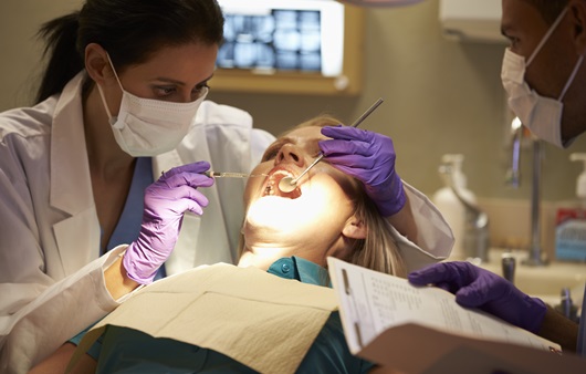 치과진료를 받는 환자와 의료진