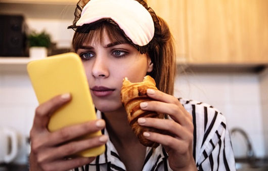 식사시간에 스마트폰에 집중하는 여성