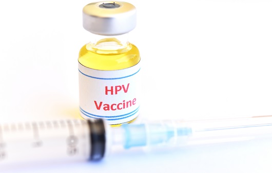HPV 백신이 들어있는 병과 주사기