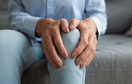 무릎 통증으로 지새우는 밤, 관절염 관리의 핵심은?