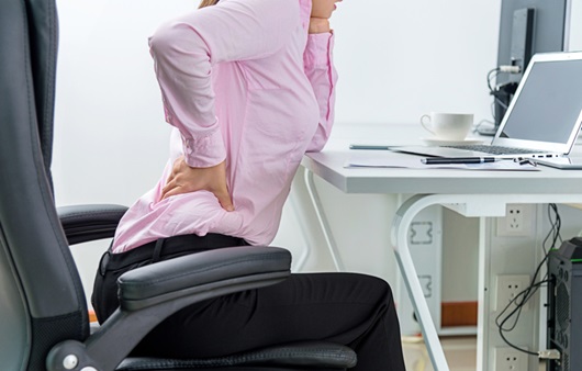 허리 통증을 호소하는 여성