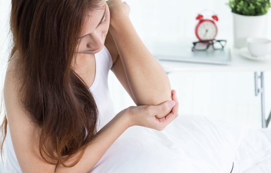 팔꿈치 통증을 느끼는 여성