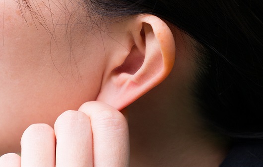 피어싱 후 귓불이 커진다면? 귀 켈로이드 제거 법 