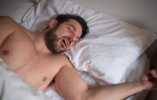 ‘드르릉 컥’ 수면 무호흡증이 불러오는 다양한 질환