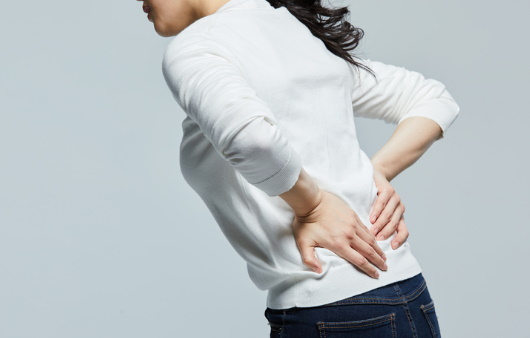 허리 통증이 고관절 탓? '퇴행성 고관절염' 대표 증상 | 뉴스/칼럼 | 건강이야기 | 하이닥