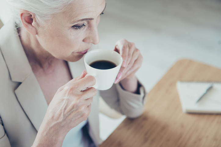 커피를 마시는 여성 노인