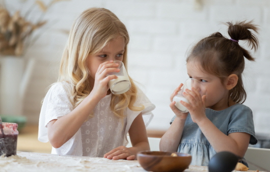 칼슘을 비롯한 영양분이 풍부한 우유는 아이들의 간식으로 제격이다
