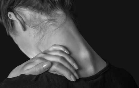 목디스크는 목 뒤가 뻐근하고 고개를 돌리면 통증이 나타나는 증상으로 시작한다