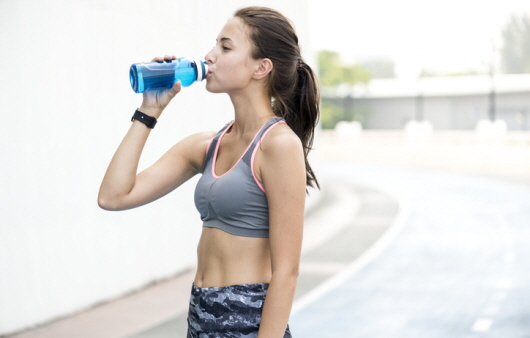 운동 전후에 이온음료를 마시면 근육 경련 예방에 효과적이다