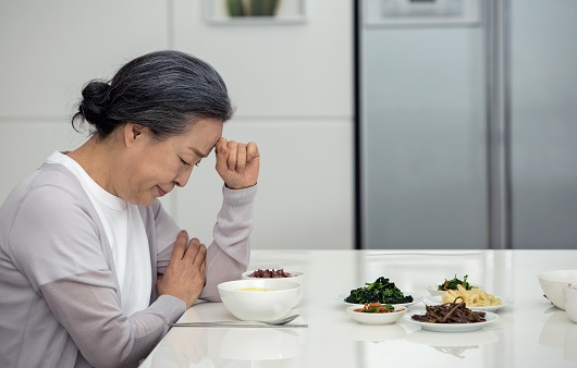 혼자 밥을 먹는 갱년기 여성은 심혈관질환의 발생 위험이 높다는 연구 결과가 나왔다