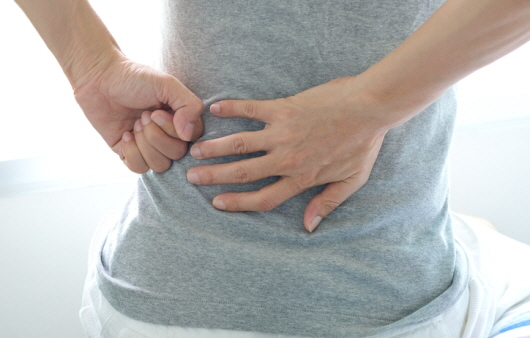 요추 협착증은 대부분 가벼운 허리 통증으로 시작한다