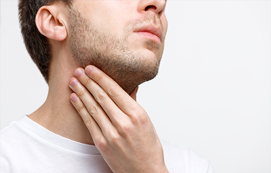 목에 이물감, 쉰 목소리…후두암의 원인과 증상은?