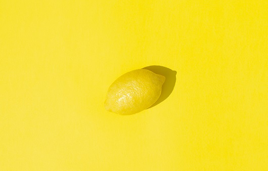 레몬은 비타민, 무기질, 식이섬유 등이 풍부하며 체내 항산화 작용을 돕는다