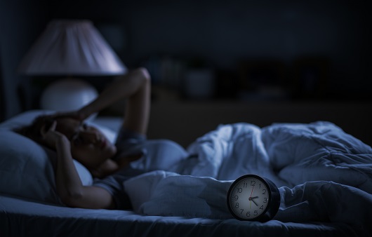 늦은 시간에 잠들면 심각한 질병 유발?! 건강을 위협하는 수면 습관