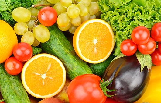 수분이 풍부한 과일과 채소를 함께 섭취하면 충분한 수분을 보충할 수 있다.