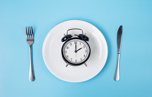 간헐적 단식 vs 칼로리 제한 다이어트, 더 효과적인 다이어트법은?