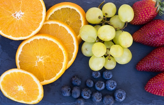오렌지 같은 주황색 과일, 딸기나 포도 같은 붉은색 과일은 플라보노이드 성분이 많다