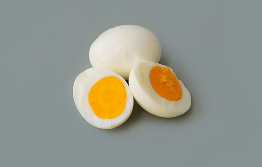 삶은 달걀은 뇌 건강에 좋은 영양소인 콜린의 공급원 중 하나다