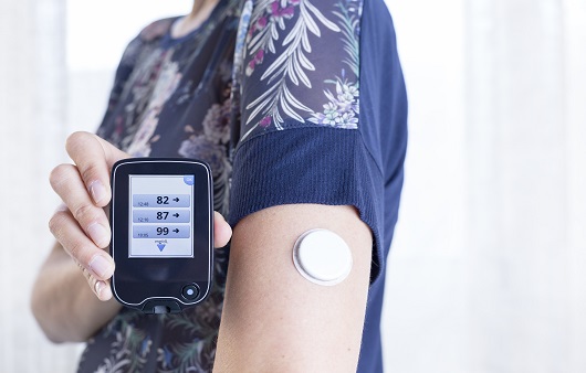 연속혈당측정기는 상부 팔 뒷면에 부착하는 소형 센서를 통해 1분 단위로 혈당 수치와 추세 화살표를 스마트 폰 전용 앱이나 수신기에 전송하는 기계이다