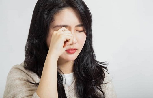 '간질간질' 눈 알레르기에, 인공눈물 넣어도 도움될까? [눈+사람]