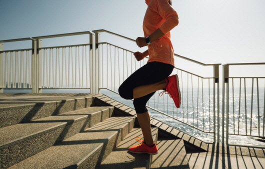 달리기, 계단오르기와 같은 운동을 꾸준히 하면 골다공증 예방에 도움이 된다ㅣ출처: 게티 이미지뱅크