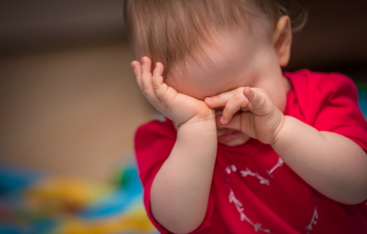 Se seu filho pisca ou esfrega muito os olhos, você deve suspeitar de um buraco nos cílios.  Fonte: Getty Imagesbank
