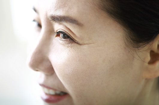 눈매와 이마는 노화 영향을 가장 빨리 받는 부위라 많은 사람이 내시경 이마거상술을 고려한다｜출처: 클릭아트코리아
