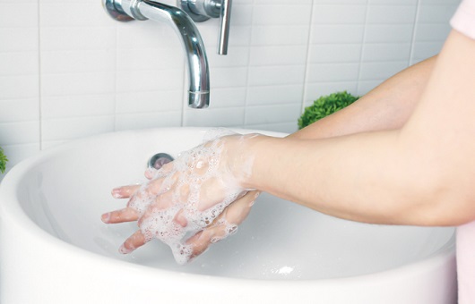비누를 사용해 30초 이상 손을 닦아야 한다ㅣ출처: 게티이미지 뱅크
