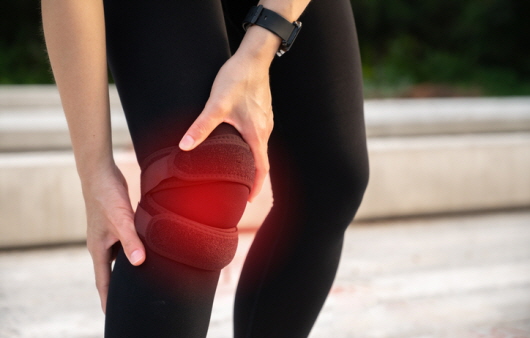 무릎보호대를 잘못 사용하면 오히려 통증을 유발하기도 하고, 관절에 독이 될 수 있다