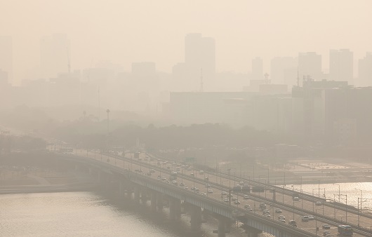 봄이 되어 날씨가 따뜻해지자, 미세먼지가 다시 기승이다