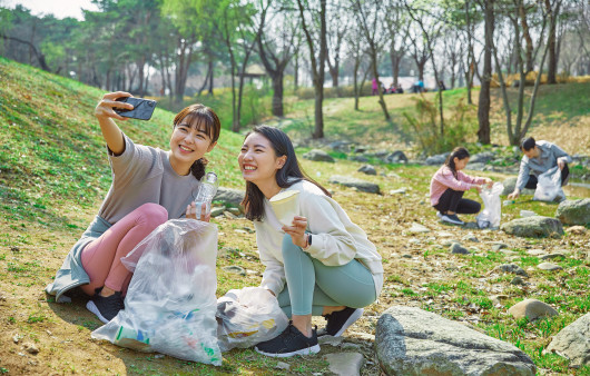 플로깅을 하면 유산소 운동과 근력 운동의 효과를 함께 볼 수 있다 ㅣ출처: 게티이미지 뱅크