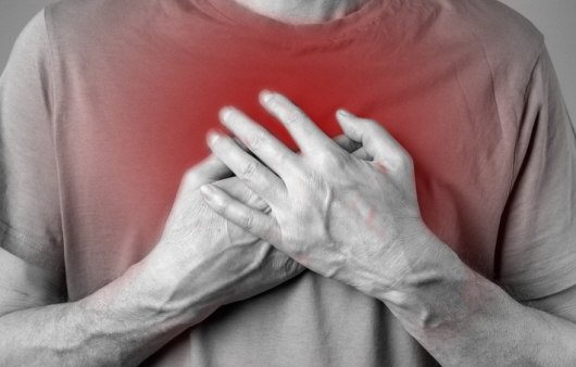 “갑자기 찌릿”…가슴 통증이 나타나는 이유는?