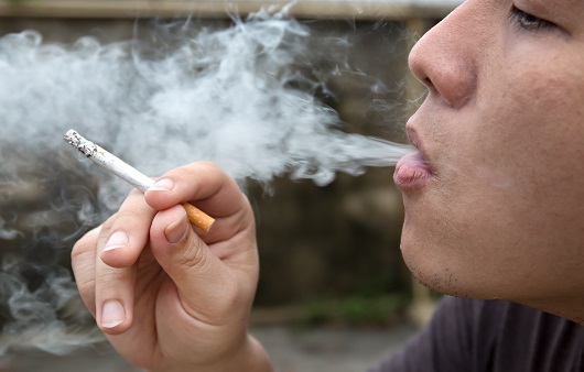 흡연하는 중년남성, ‘이 질환’ 주의해야...꼭 챙겨야 할 건강검진은?