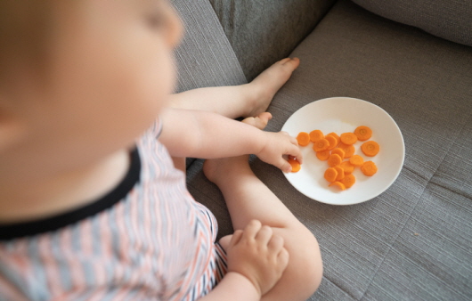 영유아는 음식물 또는 이물질에 의한 질식사고가 발생할 수 있으므로 세심한 주의가 필요하다ㅣ출처: 게티이미지 뱅크