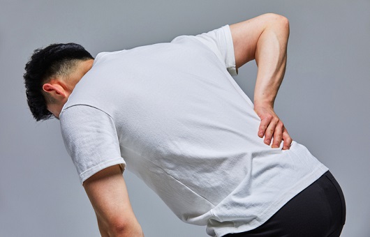 허리 통증 일으키는 척추관협착증, 추나요법으로 통증 개선하기