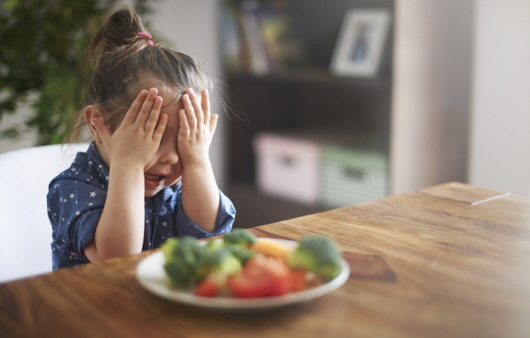 As crianças precisam ter um cuidado extra com a alimentação no verão ㅣ Fonte: Getty Images Bank
