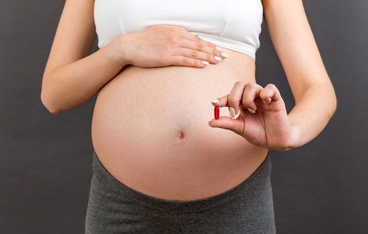 임신 중 비타민 d 영양제를 섭취하면, 태어날 아이의 아토피 습진 발생 위험을 낮출 수 있다는 연구 결과가 발표됐다｜출처:게티이미지 뱅크