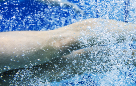 수영은 연골연화증 완화에 도움이 되는 운동 중 하나다ㅣ출처: 게티 이미지뱅크