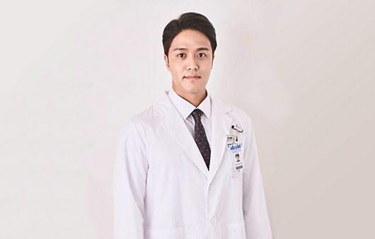 Diretor Jeong Sang-hoon do Hospital Raebum｜ Fonte: Hospital Raebum